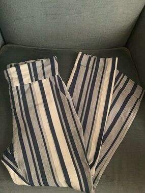 NY & Company Navy/White Striped Banded Waist Pull-On Cuffed Capris. Size S